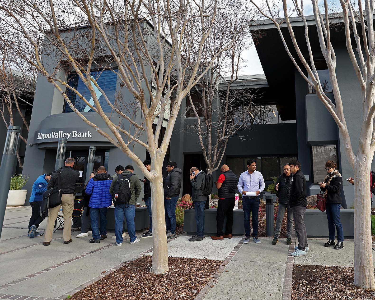 Image of people at the entrance of Silicon Valley Bank (SVB)