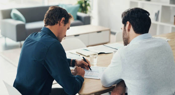 Two people looking at what does Deposit Insurance covers